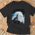 宇宙空間 オオカミ 月に遠吠えするオオカミ Tシャツ 高齢者への贈り物
