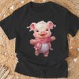 帽子とスカーフを着た豚のクリスマスプレゼント Tシャツ 高齢者への贈り物
