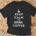 平静を保ち コーヒーを飲む Keep Calm And Drink Coffee Tシャツ 高齢者への贈り物