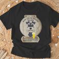 幸せはビールを持った老人にある ミニチュア・シュナウザー Tシャツ 高齢者への贈り物