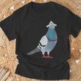 新聞帽子をかぶった鳩 Tシャツ 高齢者への贈り物