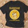 私は面白い暗号通貨のユーモアの前にドージコインに投資しました Tシャツ 高齢者への贈り物