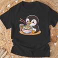 箸でラーメンを食べるかわいいペンギン Tシャツ 高齢者への贈り物