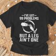 義足 I've Got 99 Problems But A Leg Ain't One Tシャツ 高齢者への贈り物