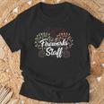 花火スタッフ 爆発の後ろに留まる花火 Tシャツ 高齢者への贈り物