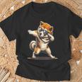 軽く叩く秋田犬 踊る軽く叩く犬 Tシャツ 高齢者への贈り物