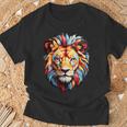 雄大なライオンヘッド 赤、黄、青の芸術的なたてがみ Tシャツ 高齢者への贈り物