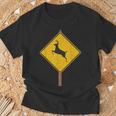 鹿を渡る道路標識コスチューム Tシャツ 高齢者への贈り物