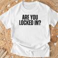 Are You Locked In モチベーションを高めるオールキャップブラックテキストデザイン Tシャツ 高齢者への贈り物