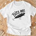 Bite Me 面白いフィッシャーマンフィッシングルアー Tシャツ 高齢者への贈り物