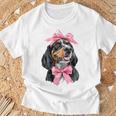 Coquette Bow Coonhound Dog Mom ピンクリボンガール Tシャツ 高齢者への贈り物
