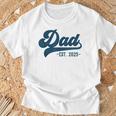 Dad Est 2025 Dad To Be New Dad Tシャツ 高齢者への贈り物