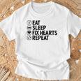 Eatleep Fix Heartsリピート心臓専門医心臓病学 Tシャツ 高齢者への贈り物