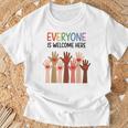 Everyone Is Welcome Here アイダホ 教師 男性 女性 キッズ Tシャツ 高齢者への贈り物