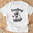 Feeling Feral アライグマ ミーム アルコール 飲酒 恋人 男性 女性 Tシャツ 高齢者への贈り物