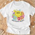 Grow Positive Thoughts イエロー スマイルフェイス 花 キッズ 女の子 Tシャツ 高齢者への贈り物