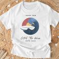 Hang 10 Catch The Waves サーフボード サーフ サーフィン Tシャツ 高齢者への贈り物