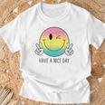 Have A Nice Day Winkingmile Face Peace Wink Happy Face Tシャツ 高齢者への贈り物