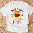 Just A Boy Who Loves French Fries フライドポテト じゃがいも ヴィーガン Tシャツ 高齢者への贈り物