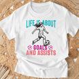 Life's About Goals And Assists サッカー 面白いサッカー選手 Tシャツ 高齢者への贈り物
