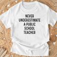 Never Underestimate A Publicchool Teacher Motivational Tシャツ 高齢者への贈り物