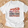 Pray Untilomething Happens インスピレーショナル クリスチャン Tシャツ 高齢者への贈り物