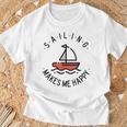 Sailing Makes Me Happy レッド ヨット Tシャツ 高齢者への贈り物