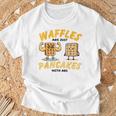 Waffles Are Just Pancakes With Abs Breakfast ワッフル愛好家 Tシャツ 高齢者への贈り物