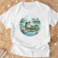 「池でリラックス」 – スイレンの上にサングラスをかけたカエル Tシャツ 高齢者への贈り物