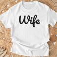【Wife】妻 嫁 奥さん シンプル おしゃれ 英語 英文字 夫婦お揃い 結婚祝い カップル ペアルック おもしろ ペア Tシャツ 高齢者への贈り物