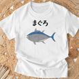 【まぐろ】鮪 マグロ 魚 寿司 釣り 水産 漁師 釣り人 釣り師 可愛い イラスト おもしろ 面白い ネタ ウケ狙い Tシャツ 高齢者への贈り物