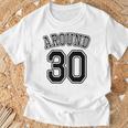 【バックプリント・背中側】Around 30 アラサー（三十歳 30才）ユニフォーム風 30代 誕生日プレゼント 面白 Tシャツ 高齢者への贈り物