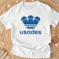 【バックプリント・背中側】ウソデス Usodes かわうそです。《ブルー 青》スポーツ ブランド パロディ 面白い Tシャツ 高齢者への贈り物