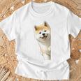 かわいい日本の秋田犬が角をのぞく犬好き。 Tシャツ 高齢者への贈り物