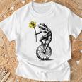 かわいい面白いカエルの一輪車 Tシャツ 高齢者への贈り物