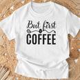 しかし、コーヒー愛好家のための最初のコーヒーカフェイン飲料の見積もり Tシャツ 高齢者への贈り物