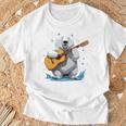 アコースティックギターを弾くクマ、ベアギタリスト 長袖tシャツ Tシャツ 高齢者への贈り物
