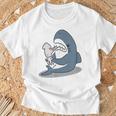 イカを噛み切ることができないサメ Tシャツ 高齢者への贈り物