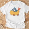 エビフライのくるまを運転するサメ Tシャツ 高齢者への贈り物