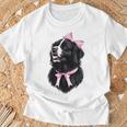 コケット リボン ニューファンドランド 犬 犬 ママ ピンクリボン 女の子 Tシャツ 高齢者への贈り物