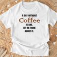 コーヒーのない一日はそういうもの、考えてみましょう。 Tシャツ 高齢者への贈り物