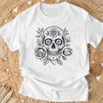 スカルと花の伝統的なタトゥースタイル Tシャツ 高齢者への贈り物