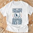 セラピーは要らない、スコティッシュ・フォールドの猫を抱きしめて Tシャツ 高齢者への贈り物