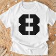 タイポグラフィ 太字 ステンシル 8番 数字 8 Tシャツ 高齢者への贈り物
