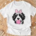 バブルガムを持つバーネドゥードル犬 Tシャツ 高齢者への贈り物