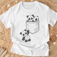 パンダ愛好家のためのポケットの中のかわいいカワイイベイビーパンダ Tシャツ 高齢者への贈り物