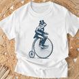 ビンテージのペニーファージング自転車に乗る粋なカエルのサイクリスト Tシャツ 高齢者への贈り物