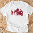 ピラニアスケルトン。魚の頭蓋骨と骨の様式化されたデザイン。 Tシャツ 高齢者への贈り物