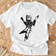 フライングvギターで遊ぶ猫 Tシャツ 高齢者への贈り物