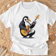 ベースギターを弾くペンギン ペンギン Tシャツ 高齢者への贈り物